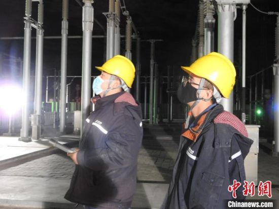 圖為5月10日凌晨，國(guó)網(wǎng)青海檢修公司柴達(dá)木換流站運(yùn)維人員在進(jìn)行柴拉直流系統(tǒng)停電操作?！∫杂?攝