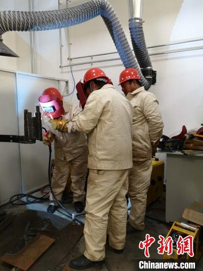 圖為學員正在進行電焊技能學習?！》尔惙?攝