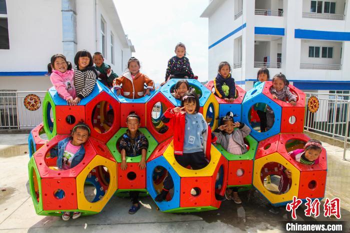 喜德縣一學(xué)校內(nèi)，孩子們露出開心的笑容。　爾古木三 攝