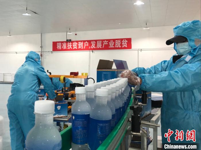 圖為阿里地區(qū)措勤縣某飲用水加工公司，該公司以“基地+公司+貧困民眾”為運營模式，帶動貧困民眾68戶232人?！≈x牧 攝