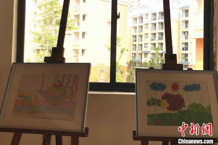 圖為會(huì)澤縣城易地扶貧搬遷點(diǎn)一所小學(xué)內(nèi)擺放著的學(xué)生畫作?！】姵?攝