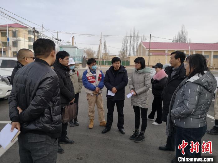 圖為青海大學(xué)工作人員正在現(xiàn)場(chǎng)考察該項(xiàng)目進(jìn)行情況。　李江寧 攝