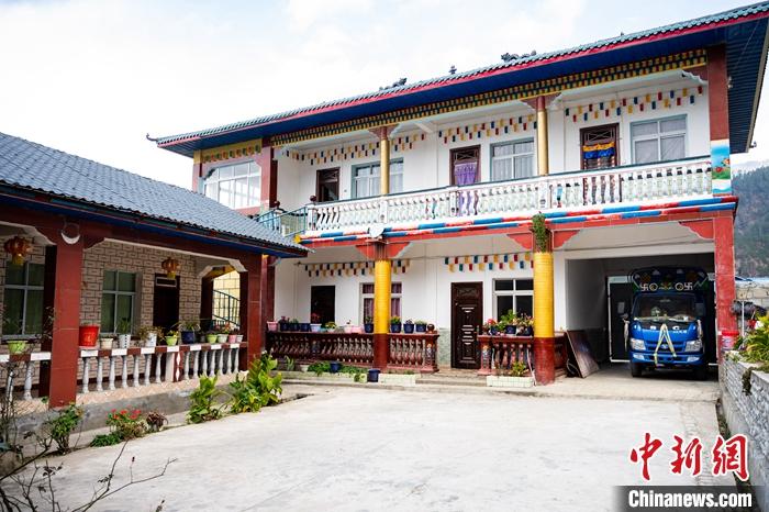 1月30日，嘎腰村，僜人苦梅夏自家的兩層樓房。<a target='_blank' ><p  align=