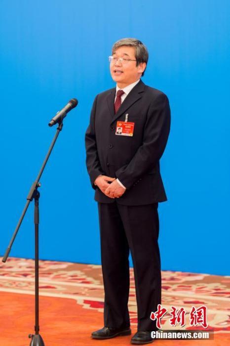 3月10日，全國政協十三屆四次會議第三場“委員通道”采訪活動在北京人民大會堂新聞發(fā)布廳舉行。圖為全國政協委員阿拉坦倉通過網絡視頻方式接受媒體采訪。<a target='_blank' ><p  align=