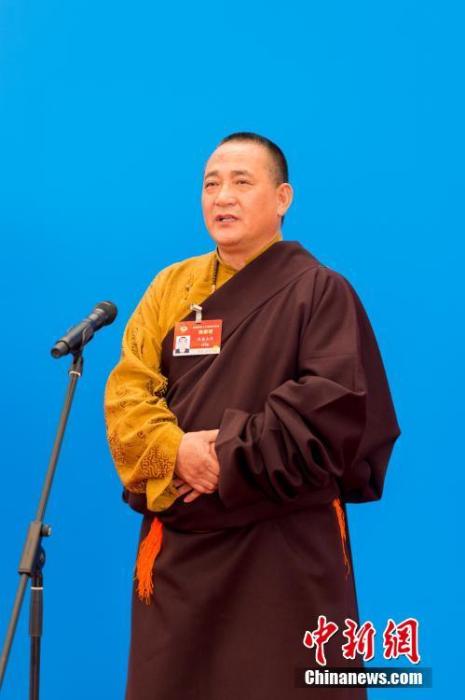 3月10日，全國政協十三屆四次會議第三場“委員通道”采訪活動在北京人民大會堂新聞發(fā)布廳舉行。圖為全國政協委員洛桑山丹通過網絡視頻方式接受媒體采訪。<a target='_blank' ><p  align=