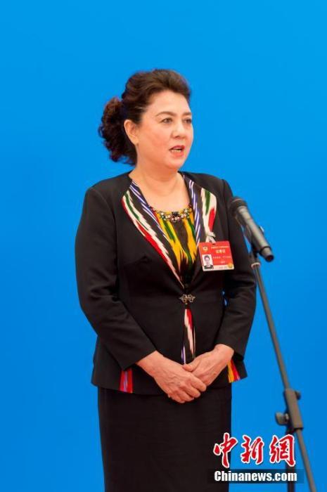 3月10日，全國政協十三屆四次會議第三場“委員通道”采訪活動在北京人民大會堂新聞發(fā)布廳舉行。圖為全國政協委員古麗帕麗·阿不都拉通過網絡視頻方式接受媒體采訪。<a target='_blank' ><p  align=