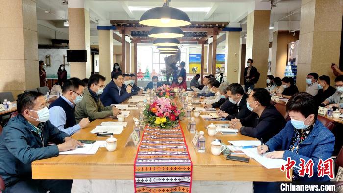 圖為國家糧食產(chǎn)業(yè)(青稞深加工)技術(shù)創(chuàng)新分中心在西藏拉薩掛牌儀式現(xiàn)場?！∝暽＠?攝