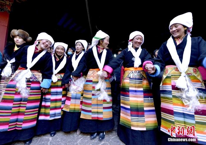 資料圖為2014年12月6日，拉薩民眾歡度“仙女節(jié)”。 <a target='_blank' href='/'><p  align=