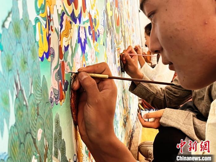 圖為畫師繪畫唐卡。　馬文莉 供圖