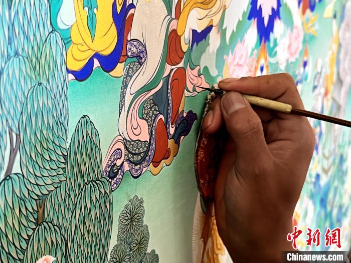 圖為畫師繪畫唐卡?！●R文莉 供圖