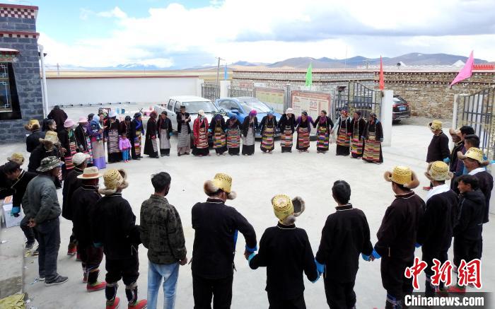 圖為普瑪江塘鄉(xiāng)民眾載歌載舞?！±丝ㄗ涌h網(wǎng)信辦供圖