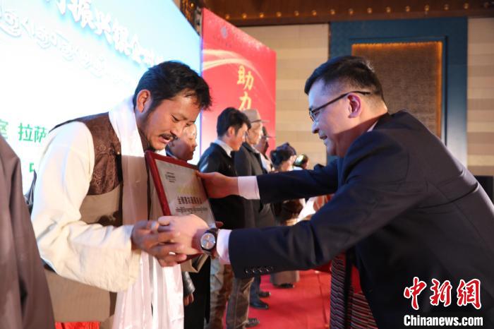 圖為拉薩市銀企對接洽談會現(xiàn)場?！「裆愔?攝