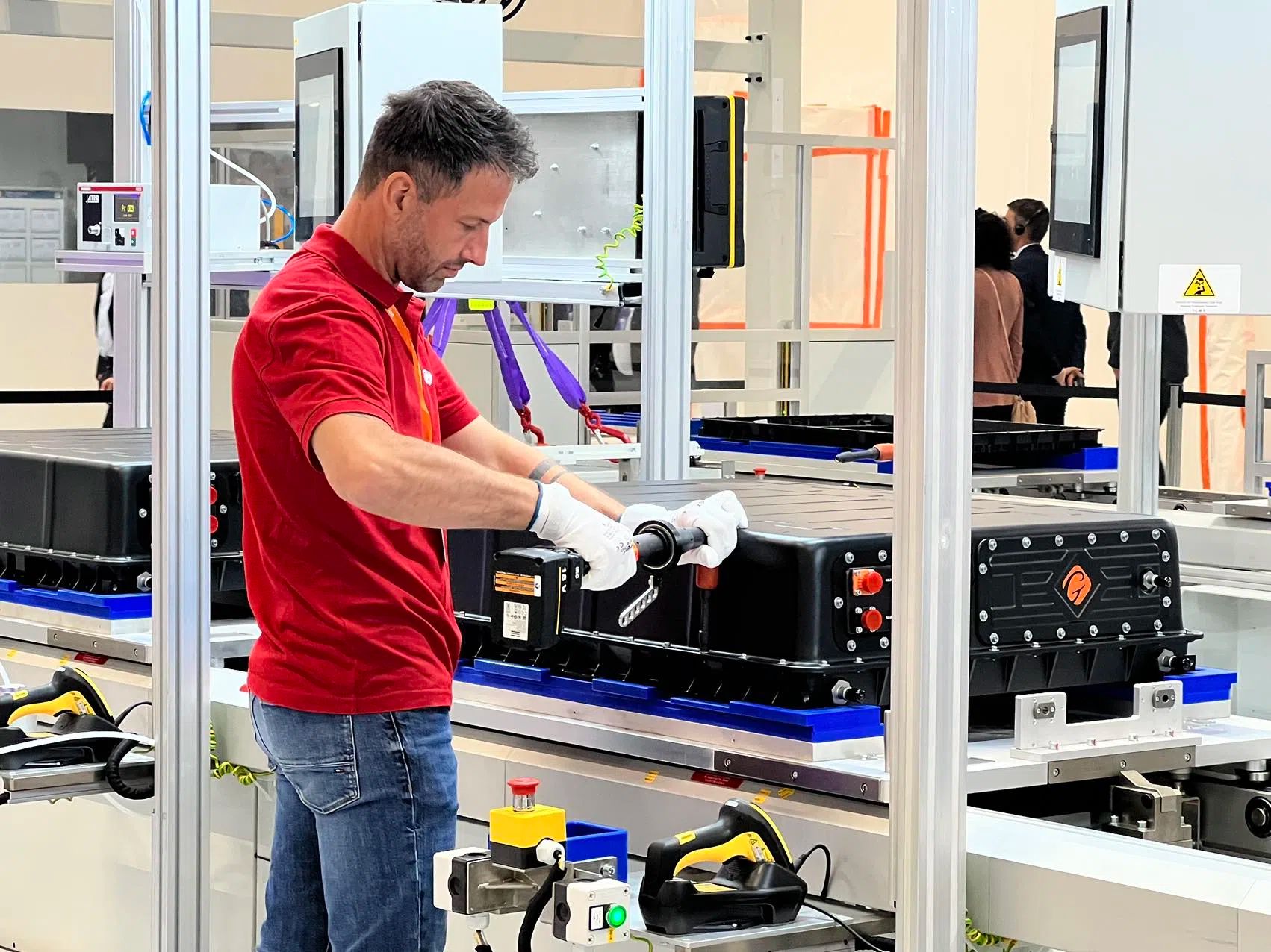 2023年9月國軒高科哥廷根工廠首款電池產(chǎn)品線投產(chǎn)。人民網(wǎng)記者 李強(qiáng)攝