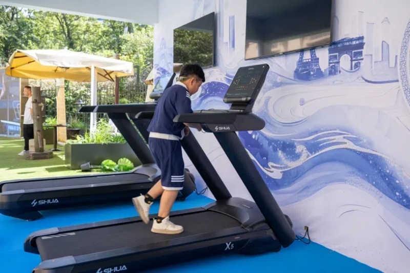 小朋友在智慧體育公園體驗(yàn)跑步機(jī)。巴黎