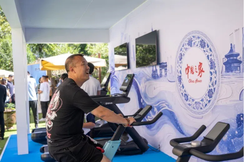 參觀者在智慧體育公園體驗(yàn)動(dòng)感單車。巴黎