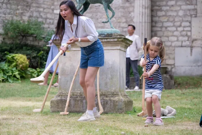 小朋友體驗(yàn)捶丸游戲。巴黎