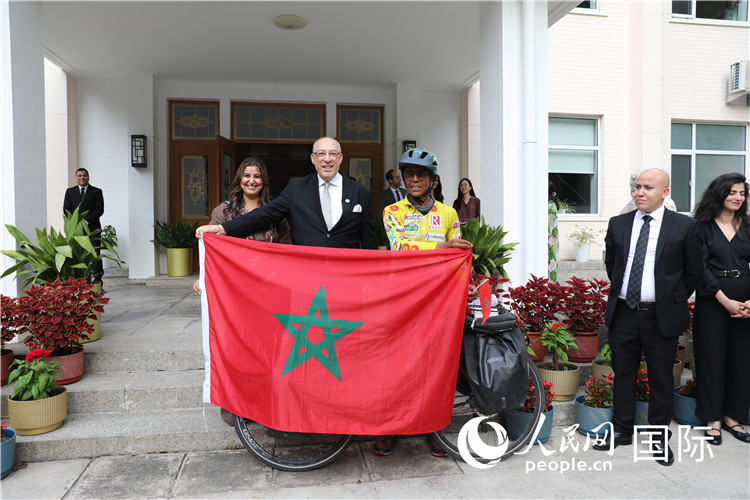 9月6日，摩洛哥駐華大使阿卜杜勒卡迪爾·安薩里在大使官邸舉行儀式，歡迎并招待卡里姆·穆斯塔。人民網(wǎng)記者 王晶攝
