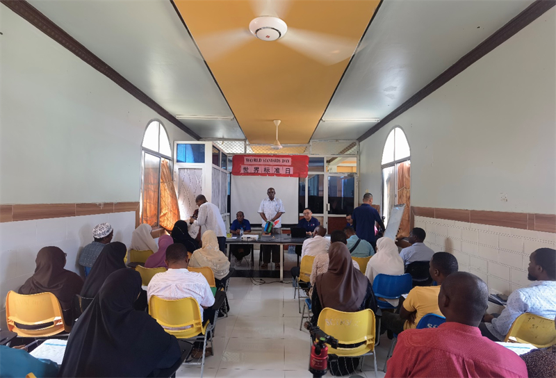 奔巴衛(wèi)生署醫(yī)政處處長馬蘇德致辭。施亮攝（專家組供圖）