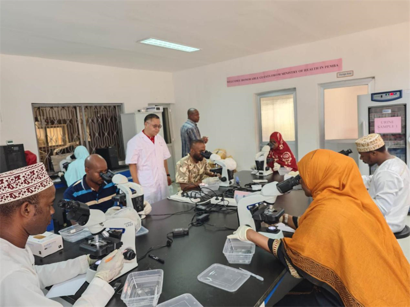 實(shí)驗(yàn)室操作培訓(xùn)現(xiàn)場。徐張懿攝。（專家組供圖）