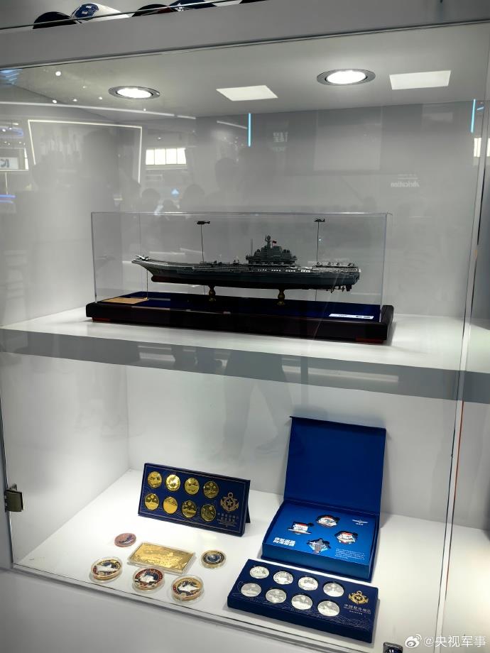 海軍首批艦載機女飛行員亮相中國航展