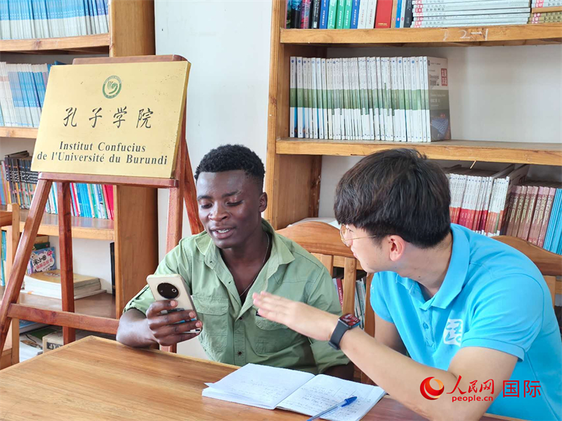 孔院教師在輔導(dǎo)學(xué)生。人民網(wǎng)記者 黃培昭攝