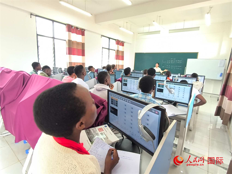 學(xué)生們在課堂上認(rèn)真聽講。人民網(wǎng)記者 黃培昭攝