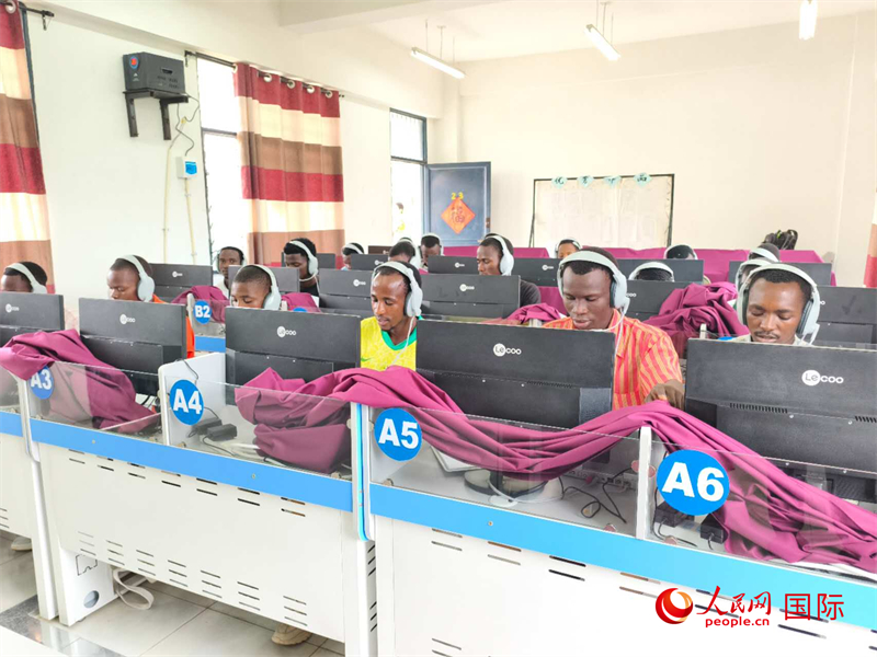 學(xué)生們正在上聽力課。人民網(wǎng)記者 黃培昭攝