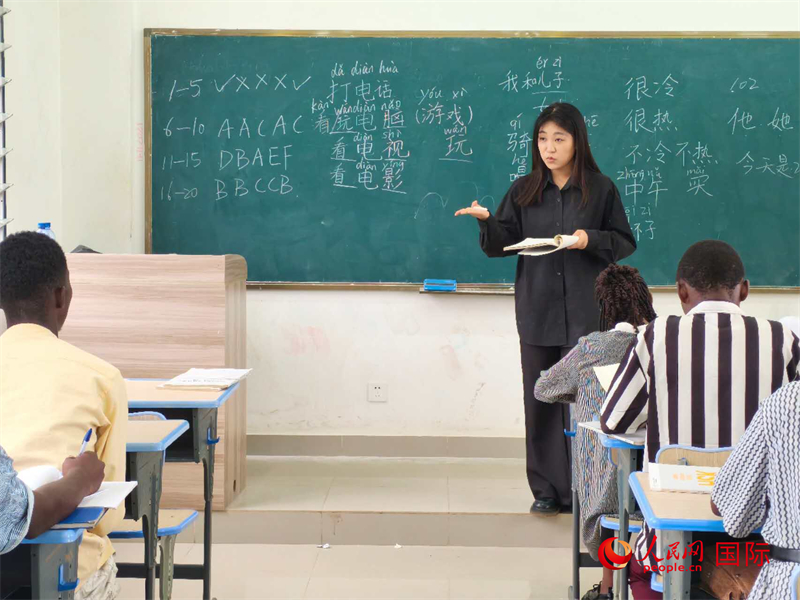 中國老師在給學(xué)生們講課。人民網(wǎng)記者 黃培昭攝