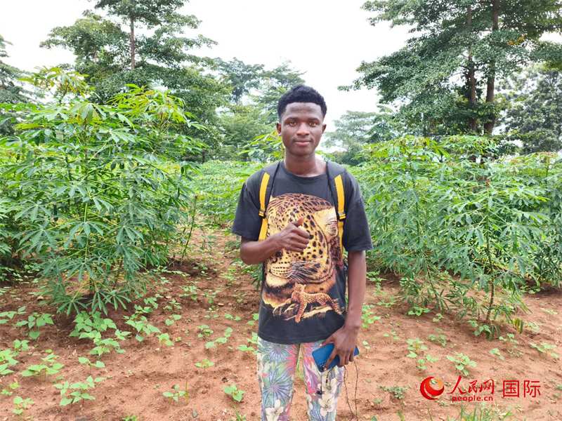 中文系的一位當(dāng)?shù)貙W(xué)生。 人民網(wǎng)記者 黃培昭攝