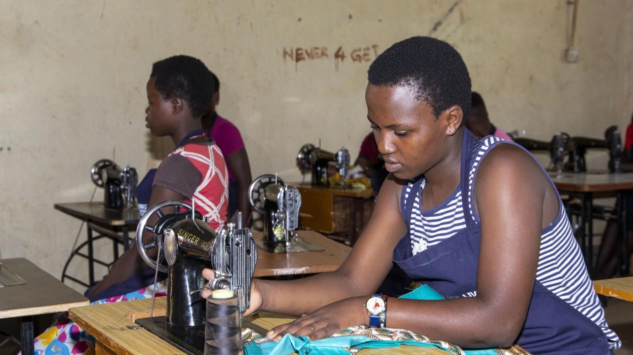蕾切爾在接受縫紉技能培訓(xùn)。田雨攝