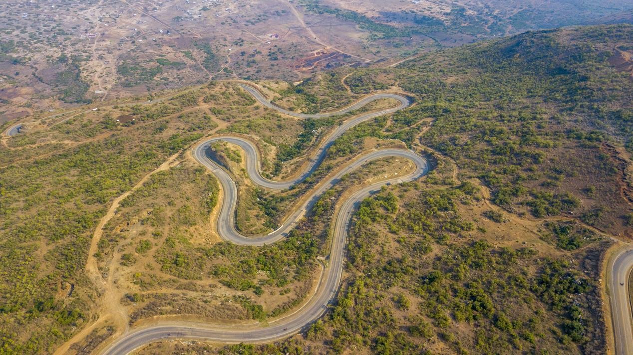 跨崖公路航拍圖。田雨攝