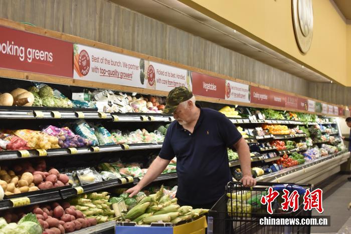 當(dāng)?shù)貢r間7月18日，美國密歇根大學(xué)公布報告顯示，7月美國消費(fèi)者信心指數(shù)升至61.8，為近5個月以來的最高值。圖為美國民眾在馬里蘭州羅克韋爾一超市購物。 <a target='_blank' href='/' _fcksavedurl='/'><p  align=