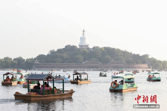 10月7日，國慶節(jié)、中秋節(jié)假期進入尾聲，北京北海公園熱度不減，不少市民游客在公園乘船游玩。<a target='_blank' href='/' _fcksavedurl='/'><p  align=