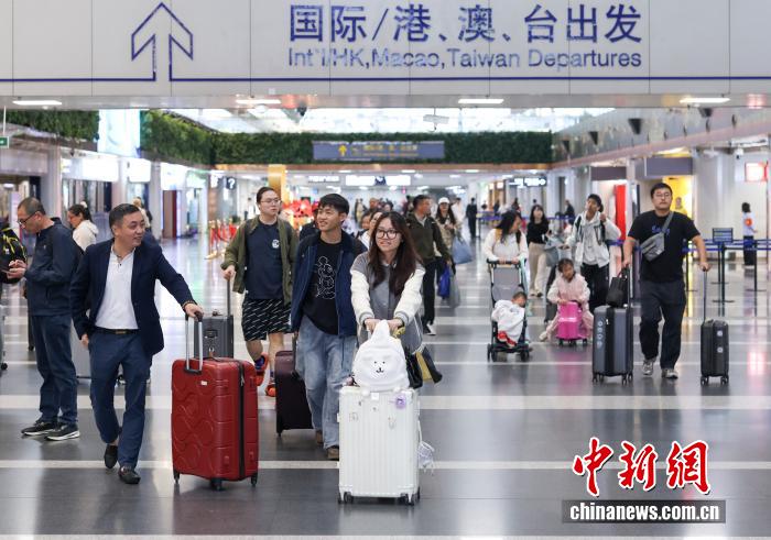 10月8日是國慶中秋假期最后一天，大量旅客在北京首都國際機場出行。 <a target='_blank' href='/' _fcksavedurl='/'><p  align=