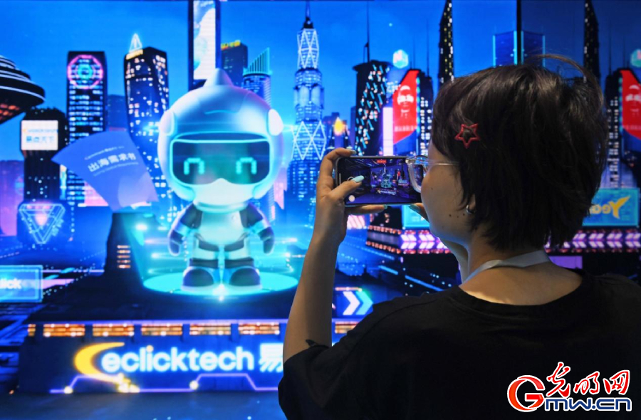 組圖丨AI、網(wǎng)絡(luò)安全、跨境電商……數(shù)字經(jīng)濟(jì)如此 “陜”耀