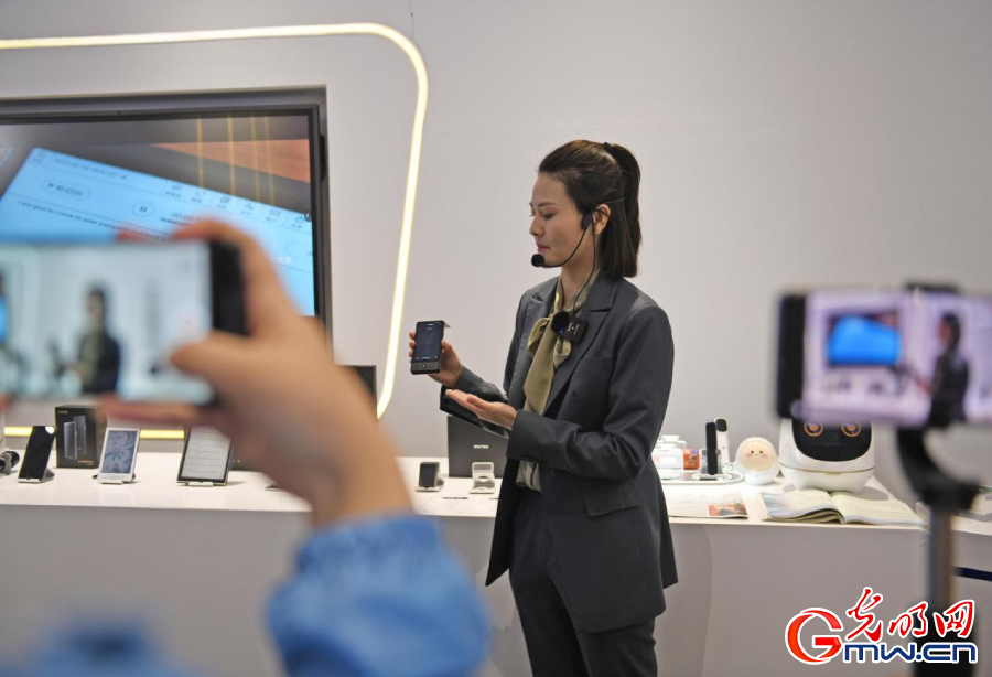 組圖丨AI、網(wǎng)絡(luò)安全、跨境電商……數(shù)字經(jīng)濟(jì)如此 “陜”耀