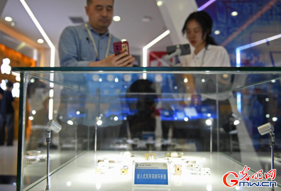 組圖丨AI、網(wǎng)絡(luò)安全、跨境電商……數(shù)字經(jīng)濟(jì)如此 “陜”耀