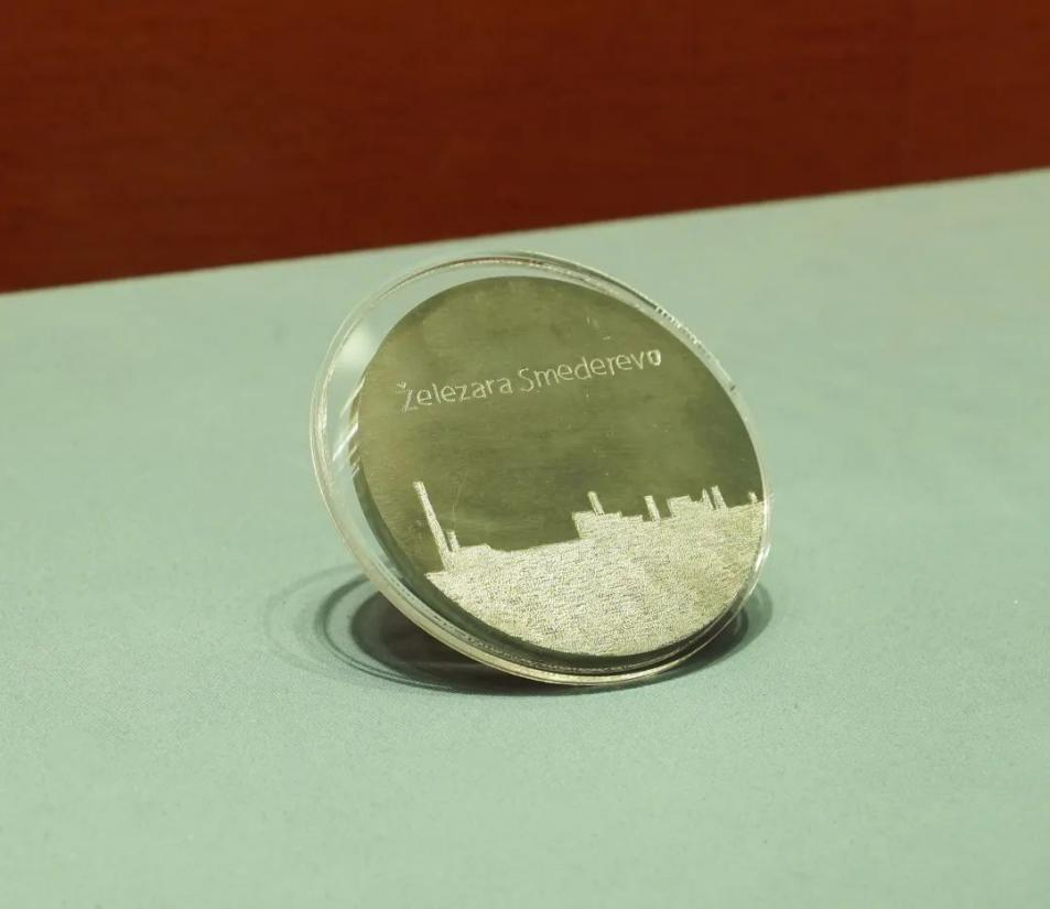 2016年6月，塞爾維亞斯梅戴雷沃鋼廠工人贈(zèng)送習(xí)近平主席的鋼板雕刻工廠剪影紀(jì)念牌。胡楊 攝