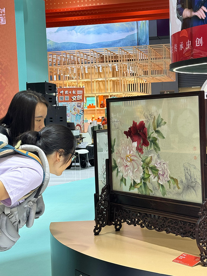 “文創(chuàng)中國”專題展區(qū)。參展觀眾供圖