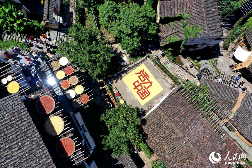 篁嶺曬秋大媽用農(nóng)作物曬出“活力中國”。人民網(wǎng)記者 時雨攝