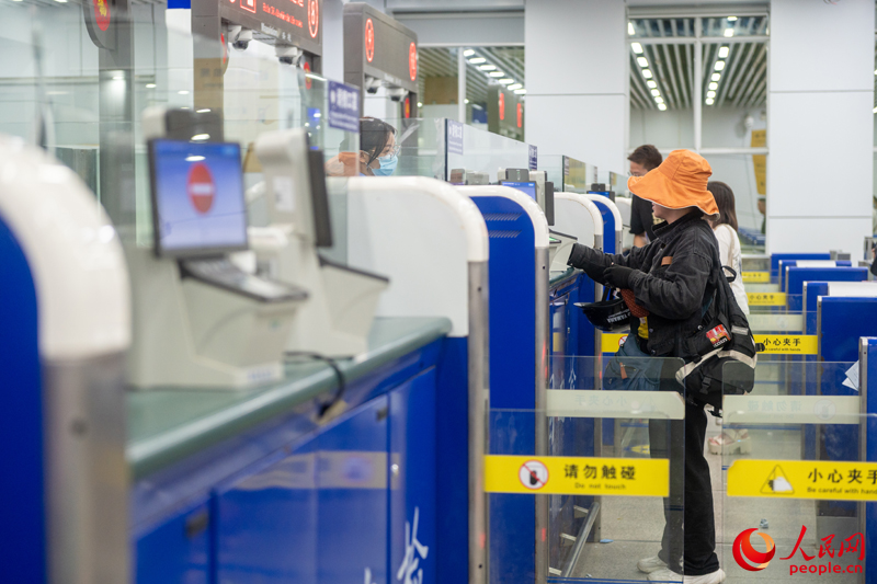 越南游客正在辦理入境手續(xù)。人民網(wǎng)記者 嚴立政攝