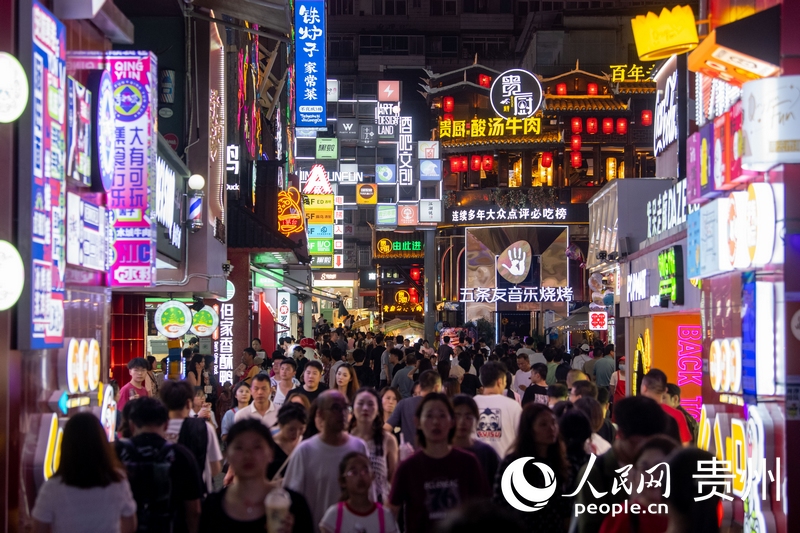 6月21日，貴陽，青云市集內(nèi)游人如織。人民網(wǎng)記者 翁奇羽攝