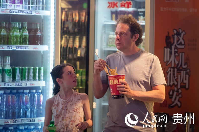 6月21日，貴陽青云市集內(nèi)，游客邊逛邊吃。人民網(wǎng)記者 翁奇羽攝