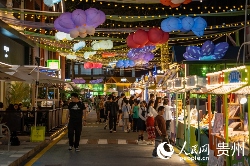 6月21日，貴陽新印廠霓虹閃爍，映照城市夜生活。人民網(wǎng) 陽茜攝