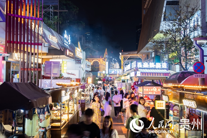 6月21日，夜幕下人頭攢動的貴陽市太平路街區(qū)。人民網(wǎng)記者 涂敏攝