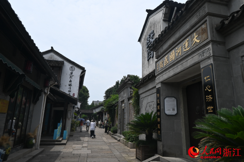 運河邊的老建筑被完好保存下來。人民網(wǎng)記者 張麗瑋攝