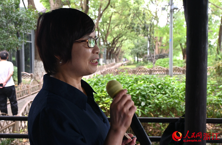 面向運河，任國萍放聲歌唱。人民網(wǎng)記者 張麗瑋