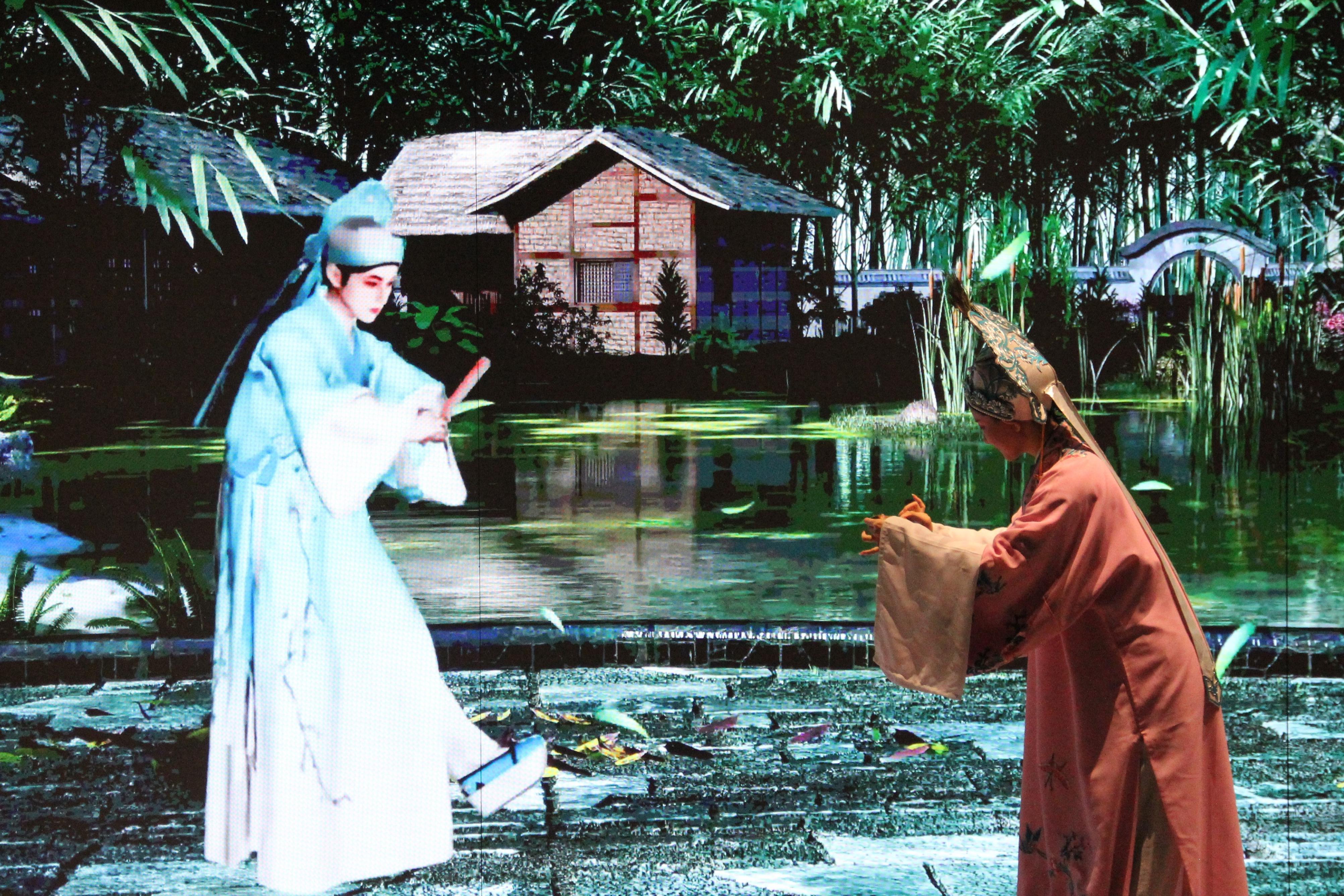 真人演員與虛擬人演員在“元啟金陵”南京數字文化客廳出演《梁山伯與祝英臺》經典選段。受訪者供圖