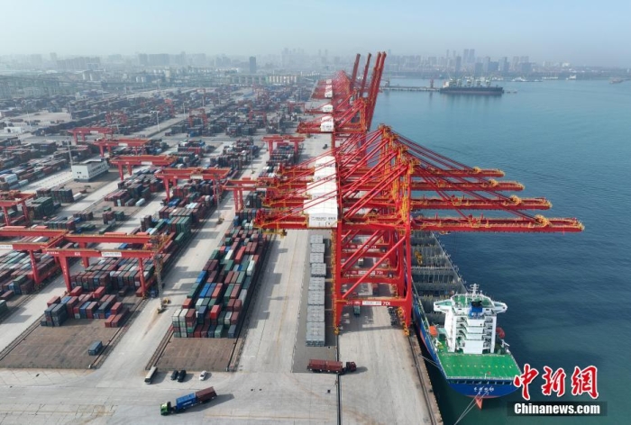 資料圖：山東日照港全自動(dòng)化集裝箱碼頭作業(yè)現(xiàn)場(chǎng)。(無(wú)人機(jī)圖片)<a target='_blank' href='/'><p  align=