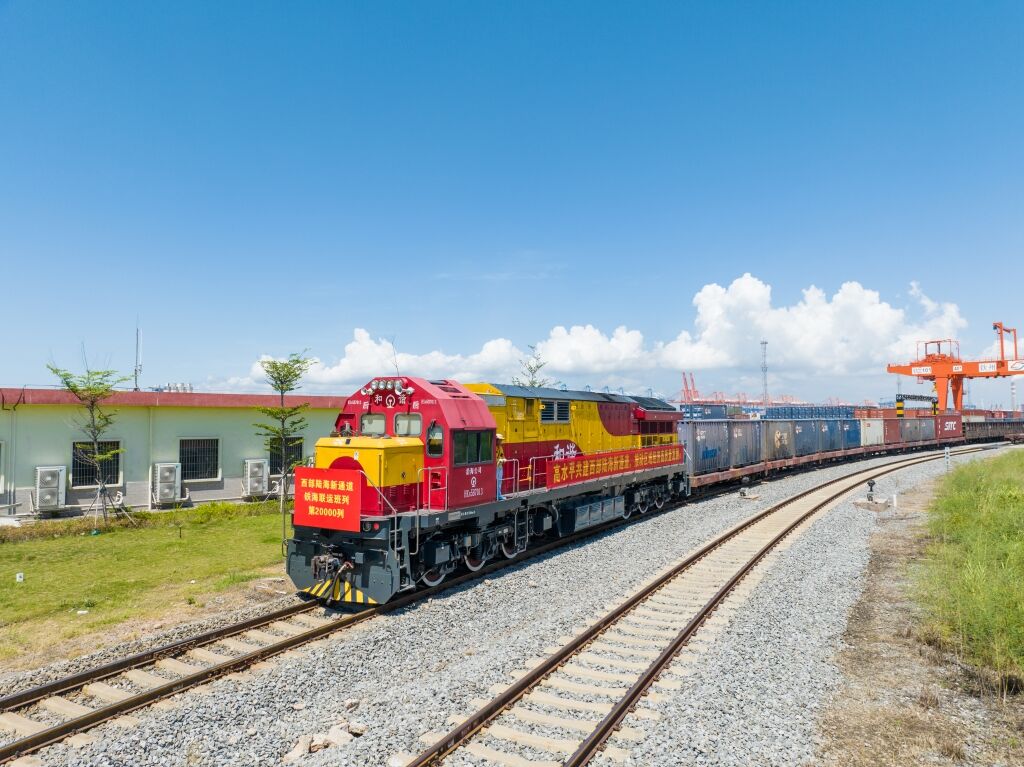 01 陸海新通道第20000列班車。陸海新通道運(yùn)營(yíng)公司供圖